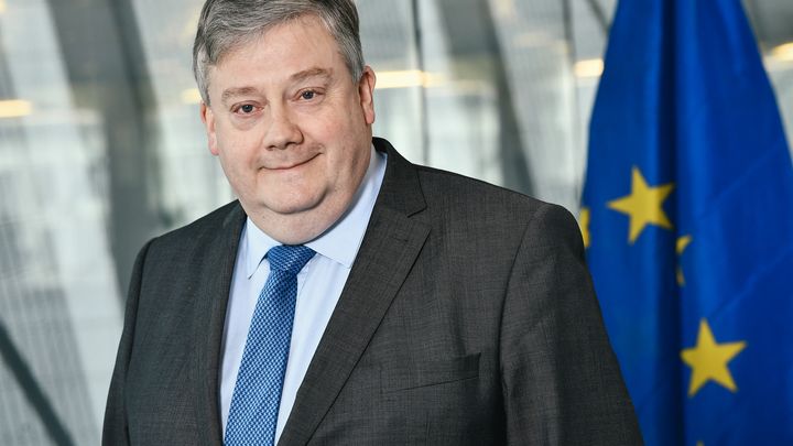 Le député européen Marc Tarabella lors d'une séance photo au Parlement européen, 20 mars 2017. (DIRK WAEM / BELGA MAG)