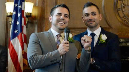 Jeff Zarzillo et Paul Katami prononcent un discours apr&egrave;s leur mariage &agrave; Los Angeles, en Californie (Etats-Unis), le 28 juin 2013. (KEVORK DJANSEZIAN / GETTY IMAGES NORTH AMERICA / AFP)