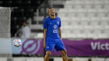 Kylian Mbappé à l'entraînement de l'équipe de France à deux jours du quart de finale de la Coupe du monde contre l'Angleterre à Doha, le 8 décembre 2022. (FRANCK FIFE / AFP)