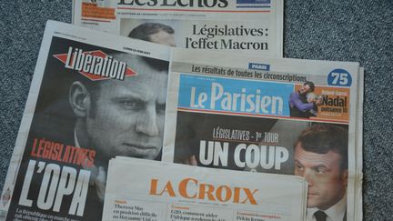 Les journaux reviennent sur la score obtenu par la République en marche le 11 juin 2017.&nbsp; (RADIO FRANCE / JEAN-CHRISTOPHE BOURDILLAT)