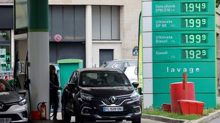 Une station-service près de Paris, le 20 octobre 2021, où le prix des carburants avoisinent les 2€ le litre.&nbsp; (LUDOVIC MARIN / AFP)