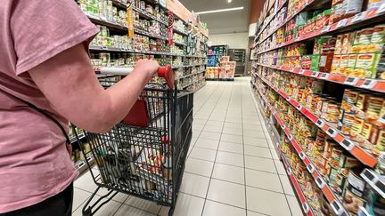 Dans un supermarché de Lens, le 24 juin 2023. (DENIS CHARLET / AFP)