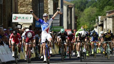 Arnaud Démare l'emporte facilement sur ce sprint (PHILIPPE LOPEZ / AFP)