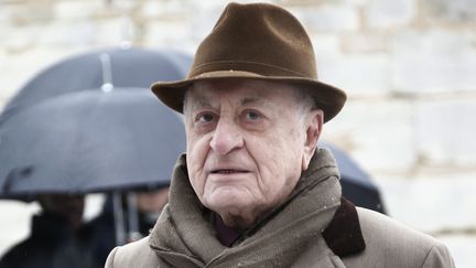 Pierre Berg&eacute; arrive &agrave; un d&eacute;fil&eacute; de haute-couture &agrave; Paris, le 21 janvier 2013. (GUILLAUME BAPTISTE / AFP)