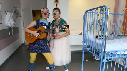 Deux clowns de l'association "Le Rire Médecin" dans une chambre à l'hôpital Necker (Paris). (BERTRAND GUAY / AFP)