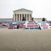 Des personnes célèbrent la décision de la Cour suprême contre les mesures de discrimination positive dans les procédures d'admissions à l'université, le 29 juin 2023 à Washington (Etats-Unis). (ALLISON BAILEY / NURPHOTO / AFP)