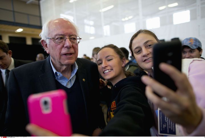 Bernie Sanders pose pour un selfie avec des supportrices à Iowa Falls (Etats-Unis), le 25 janvier 2016. (JAE C. HONG / AP / SIPA)