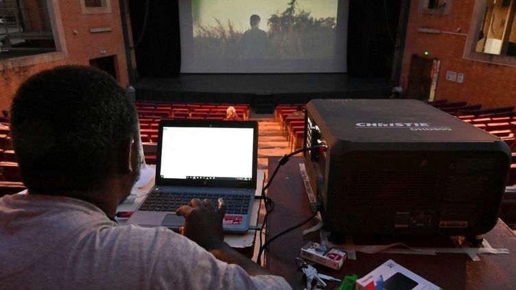 Abdoul Karim Souare prépare une séance de cinéma durant la 27e édition du festival Fespaco, le 21 octobre 2021. (ISSOUF SANOGO / AFP)