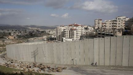 Cisjordanie: derrière le mur de séparation, la colonie israélienne de Pisgat Zeev. (AHMAD GHARABLI / AFP)