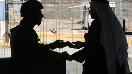 Un Palestinien montre sa carte d'identité à un check-point en Cisjordanie (2007) (AFP/JAAFAR ASHTIYEH)