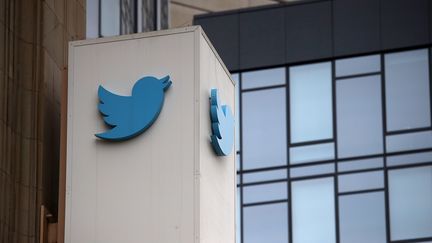 Le logo de Twitter, au siège du groupe, à San Francisco (Californie, Etats-Unis), le 26 juillet 2018. (JUSTIN SULLIVAN / AFP)