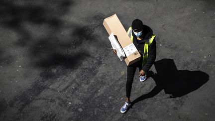 Un livreur dans une rue de Paris, le 15 avril 2020 (illustration). (JOEL SAGET / AFP)