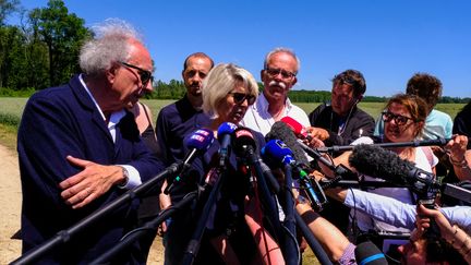 Reconstitution du meurtre d'Alexia Daval dans le bois d'Esmoulins, le&nbsp;17 juin 2019 en présence de Maître Gilles-Jean Portejoie (G) et des parents d'Alexia, Isabelle et Jean-Pierre Fouillot. (JEAN-FRANÇOIS FERNANDEZ / RADIO FRANCE)