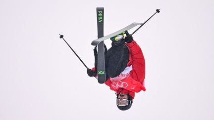 Kevin Rolland dans les airs à Zhangjiakou lors de la manche de qualifications en halfpipe, le 17 février 2022. (BEN STANSALL / AFP)