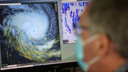 La progression du cyclone Batsirai surveillée par les prévisionnistes de Météo France, le 2 février 2022. (RICHARD BOUHET / AFP)