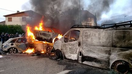 Des carcasses de voitures et des pneus ont &eacute;t&eacute; enflamm&eacute;s &agrave; Moirans (Is&egrave;re).&nbsp; (JORDAN GUEANT / FRANCE 3 ALPES )