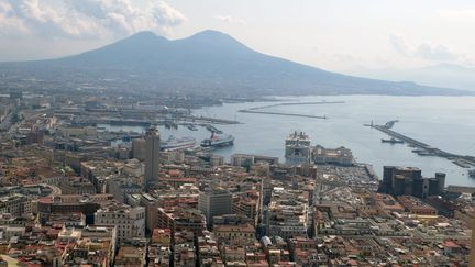 Le Vésuve couve sur la ville de Naples, mais les volcans de la région pourraient bientôt entrer en éruption. (RICHARD VILLALON / MAXPPP)