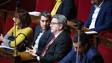 Les députés insoumis François Ruffin (à gauche) et Jean-Luc Mélenchon, lors d'uen séance de questions au gouvernement, le 12 novmbre 2019. (CHRISTOPHE MORIN / MAXPPP)