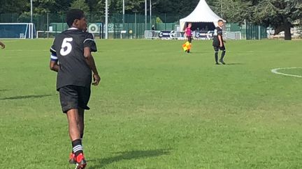 Au tournoi de Meudon (Hauts-de-Seine), fin août 2018, plusieurs recruteurs ont repéré le jeune Steve Mbongo, portant le numéro 5.&nbsp;&nbsp; (FANNY LECHEVESTRIER / FRANCEINFO)