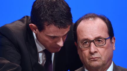 Le Premier ministre manuel Valls et le président François Hollande, le 18 novembre 2015 à Paris. (STEPHANE DE SAKUTIN / POOL)