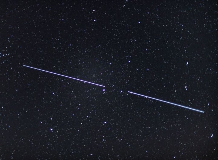 Deux satellites Starlink dans le ciel du Brandebourg (Allemagne) le 18 avril 2020. (PATRICK PLEUL / DPA ZENTRALBILD / DPA PICTURE ALLIANCE / AFP)