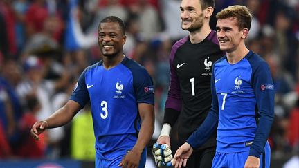 Les Bleus tout sourire après la victoire face à l'Albanie. (FRANCK FIFE / AFP)