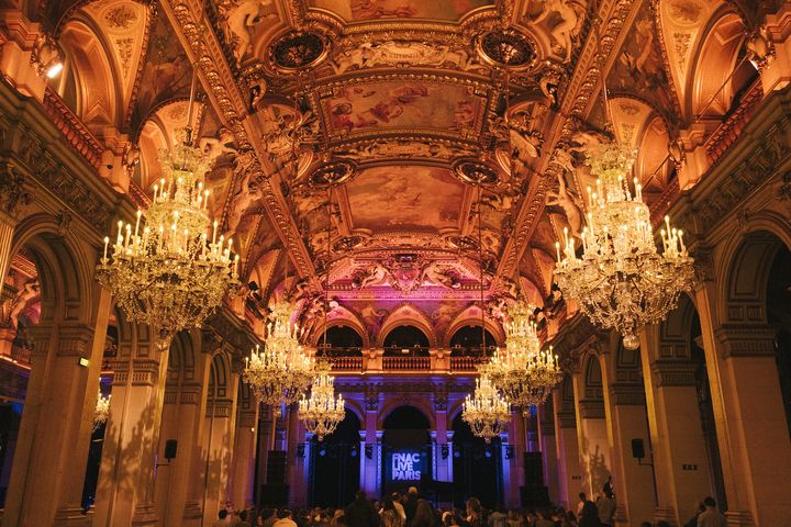 Au festival Fnac Live, sous les ors des Salons de l'Hôtel de ville de Paris. (SARAH BASTIN)