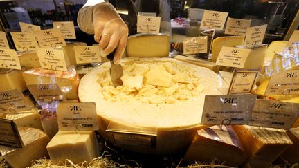 Un &eacute;tal de&nbsp;fromages&nbsp;dans un magasin d'alimentation de&nbsp;Saint-P&eacute;tersbourg (Russie), le 11 aout 2014 (ALEXANDER DEMIANCHUK / REUTERS)