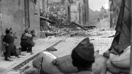 Des combattants républicains à Tolède en 1936. Après la victoire des troupes de Franco, la ville fut livrée au pillage et aux meurtres de masse.  (STF / AFP)