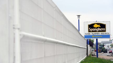 Devant l'usine Spanghero, &agrave; Castelnaudary, le 26 avril 2013. (ERIC CABANIS / AFP)