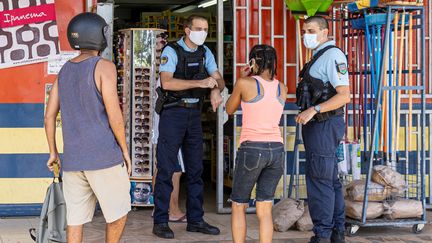 Des gendarmes&nbsp;veillent au respect du couvre-feu,&nbsp;devant un magasin de Remire-Montjoly en Guyane, le 20 juin 2020. (JODY AMIET / AFP)