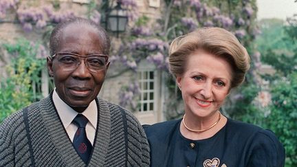 Leopold Sedar Senghor pose avec son épouse Colette le 11 mai 1989 dans leur jardin à Verson (MYCHELE DANIAU / AFP)