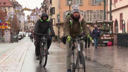 Des cyclistes dans les rues de Strasbourg. (FRANCEINFO)