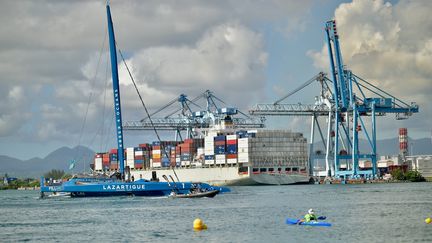 Le bateau du navigateur François Gabart à son arrivée au port de Pointe-à-Pitre, en Guadeloupe, le 16 novembre 2022.&nbsp; (FRANCK CASTEL / MAXPPP)