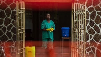 Malgré le périmètre de sécurité autour de ce bâtiment réservé au traitement des cas d'Ebola et la mobilisation rapide de l'Organisation mondiale de la santé (OMS) dès leur apparition, début mai, sur le territoire congolais, un «haut risque de propagation au niveau national et international» est redouté par l'ONG humanitaire International Rescue Committee (IRC) qui demande des fonds supplémentaires. L'inquiétude s'est exprimée aussi du côté de l'Eglise congolaise. Laquelle a annoncé qu'elle «suspend jusqu'à nouvel ordre l'administration des sacrements qui impliquent un contact physique avec les fidèles: le baptême, la confirmation, l'onction des malades» ainsi que «les ordinations prévues pour le dimanche 3 juin 2018». Son inquiétude porte sur les «25 décès, 54 cas enregistrés, dont 35 positifs, et ce chiffre vertigineux de 1.139 personnes ayant été en contact avec un malade ou un cadavre». (JUNIOR KANNAH / AFP)