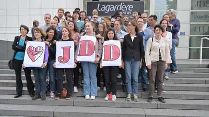 Des salariés du Journal du Dimanche mobilisés le 5 juillet 2023 devant le bâtiment de l'hebdomadaire. (ALAIN JOCARD / AFP)