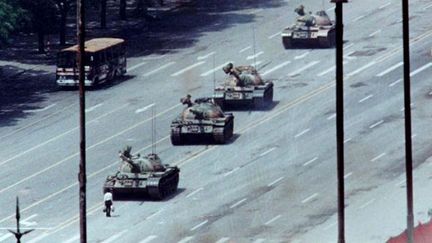 Un citoyen pékinois empêche une colonne de chars d'avancer vers la place Tiananmen, le 5 juin 1989. (Reuters / Arthur Tsang)