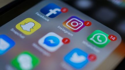 Plusieurs applications de réseaux sociaux (Facebook, Instagram, Whatsapp, Snapchat, Messenger et Twitter) sur l'écran d'un smartphone, en 2018. (CHANDAN KHANNA / AFP)