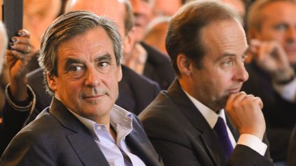 François Fillon (LR) et Jean-Christophe Lagarde (UDI) discutent lors d'un meeting pour les élections régionales, le 27 septembre 2015 à Nogent-sur-Marne. (ELODIE GREGOIRE/REA)