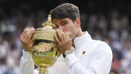 Carlos Alcaraz avec le trophée de Wimbledon, le 14 juillet 2024. (KIRSTY WIGGLESWORTH / SIPA)