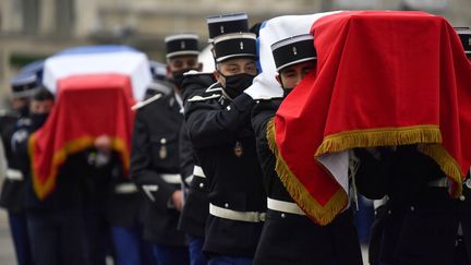 Des gendarmes portent les cercueils de leur camarades morts dans le Puy-de-Dôme. Le 28 décembre 2020, à Ambert.&nbsp; (PHILIPPE DESMAZES / POOL)