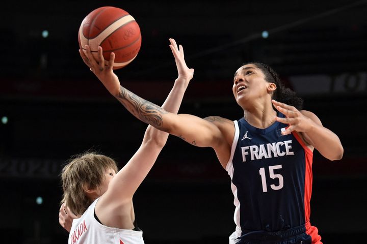 L'ailière forte des Bleues, Gabby Williams, attaque le panier, ici lors de l'entrée en lice de l'équipe de France féminine contre le Japon, mardi 27 juillet. (ARIS MESSINIS / AFP)