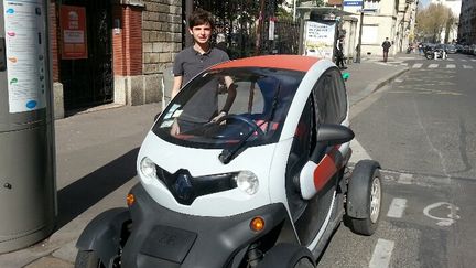 &nbsp;Le jeune propriétaire d'une Renault Twizy électrique à Paris en mars 2017. (ANNE-LAURE BARRAL / RADIO FRANCE)