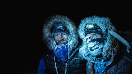 Mike Horn et&nbsp;Borge Ousland après leur sauvetage, le 8 décembre 2019. (ETIENNE CLARET / AFP)