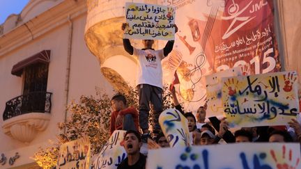 Des manifestants protestent devant le th&eacute;&acirc;tre national de Tunis, apr&egrave;s l'attaque contre le mus&eacute;e national du Bardo, le 18 mars 2015. (YASSINE GAIDI / ANADOLU AGENCY / AFP)