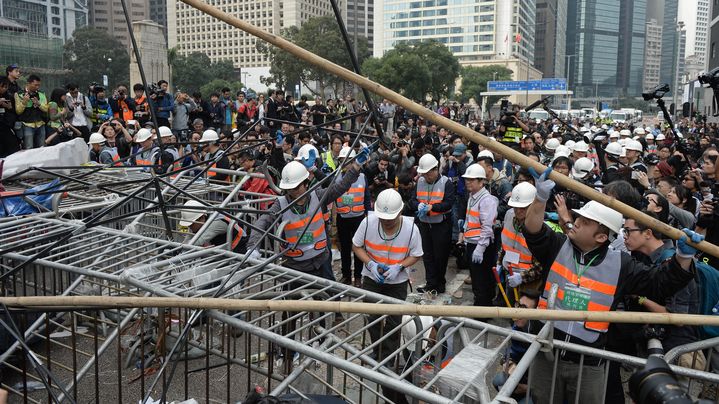 Les barricades des manifestants de Hong Kong sont d&eacute;mont&eacute;es par les autorit&eacute;s, le 11 d&eacute;cembre 2014. (DALE DE LA REY / AFP)