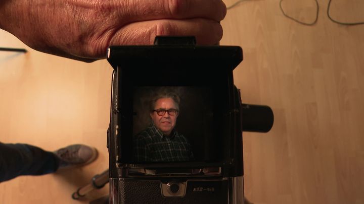 Depuis 85 ans, le studio Martinet utilise toujours les mêmes techniques traditionnelles de photo (France 3 Paris Ile de France)