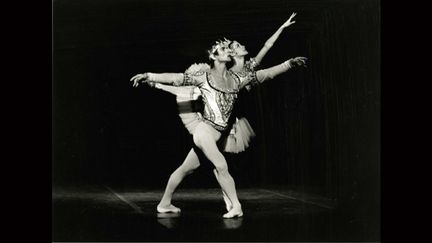 Rudolf Noureev et Noëlla Pontois, Acte des Ombres de La Bayadère. Palais Garnier, 1974.
 (André Chino)