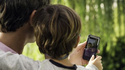 Plus de la moitié des parents partagent des photos de leurs enfants sur les réseaux sociaux, selon une étude (photo d'illustration). (FREDERIC CIROU / MAXPPP)