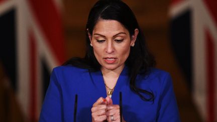 La ministre britannique de l'Intérieur, Priti Patel, lors d'une conférence de presse à Londres, le 12 janvier 2021. (LEON NEAL / AFP)